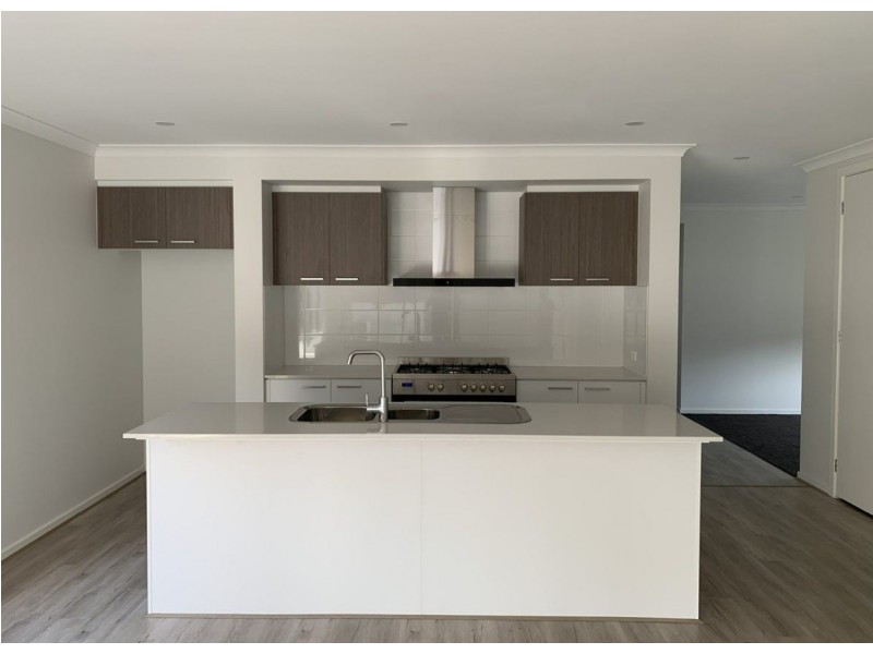 82 Yeungroon Boulevard, Clyde North VIC 3978