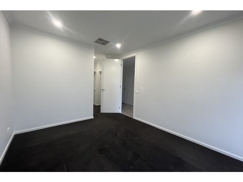 82 Yeungroon Boulevard, Clyde North VIC 3978