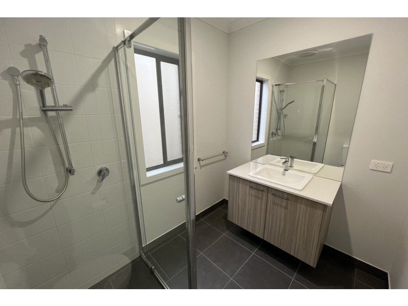 82 Yeungroon Boulevard, Clyde North VIC 3978