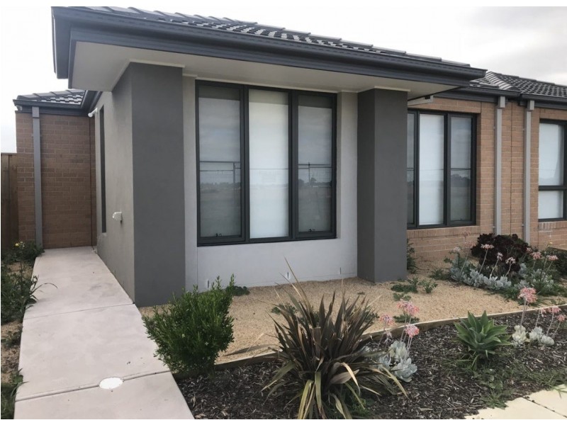 53 Harper Crescent, Cranbourne West VIC 3977