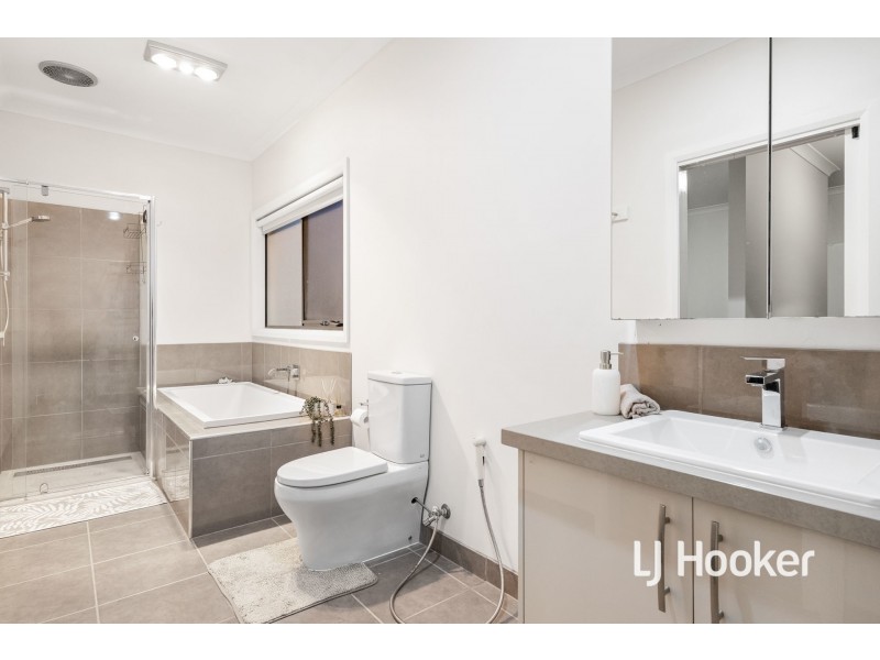 7 Prescott Drive, Cranbourne North VIC 3977