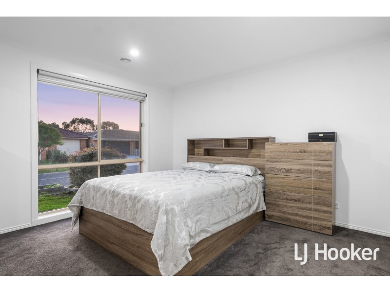 1/4 Providence Drive, Cranbourne West VIC 3977
