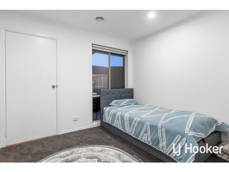 1/4 Providence Drive, Cranbourne West VIC 3977