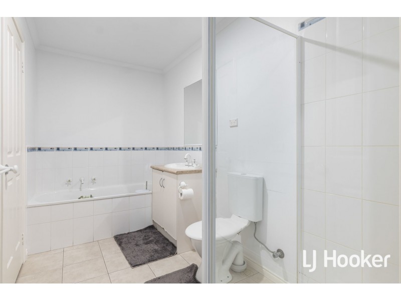 1/4 Providence Drive, Cranbourne West VIC 3977