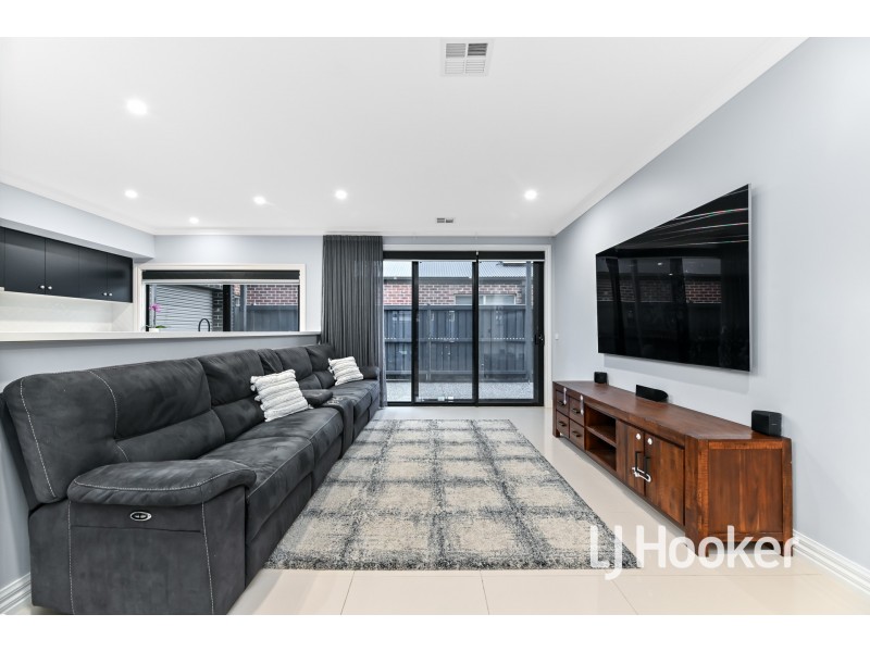 46 Meyer Crescent, Clyde North VIC 3978