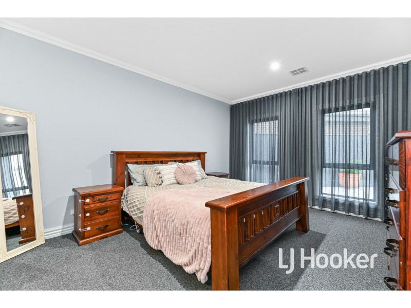 46 Meyer Crescent, Clyde North VIC 3978