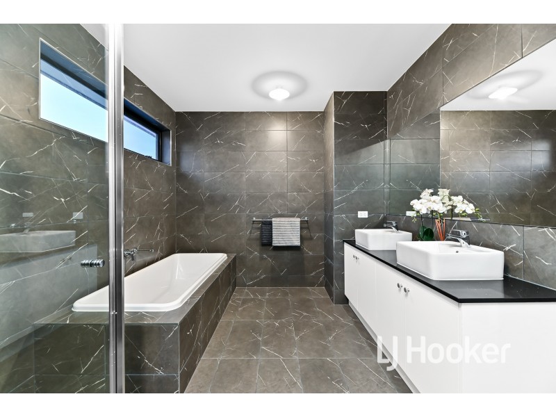 46 Meyer Crescent, Clyde North VIC 3978