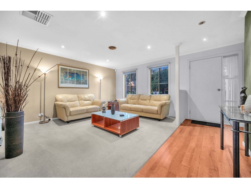 31 Hutchinson Drive, Lynbrook VIC 3975