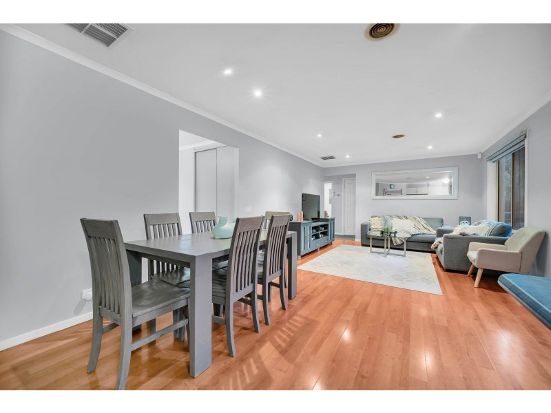 31 Hutchinson Drive, Lynbrook VIC 3975