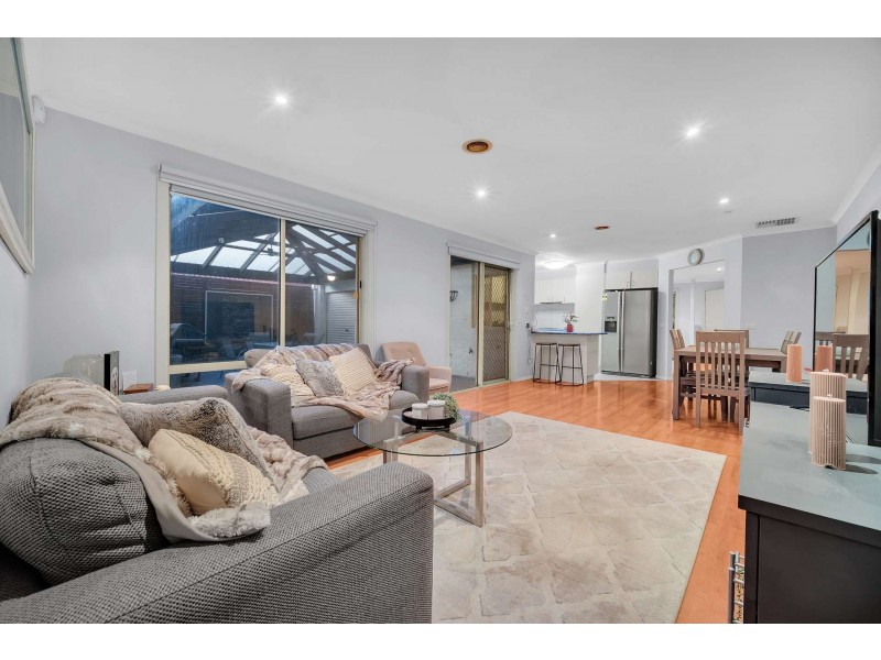 31 Hutchinson Drive, Lynbrook VIC 3975