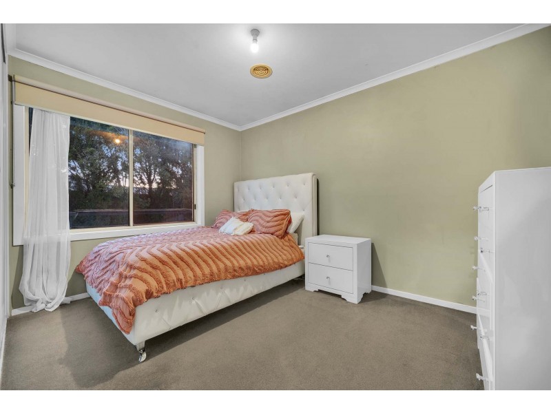 31 Hutchinson Drive, Lynbrook VIC 3975