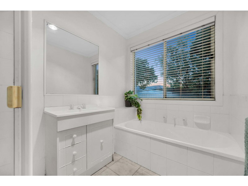 31 Hutchinson Drive, Lynbrook VIC 3975