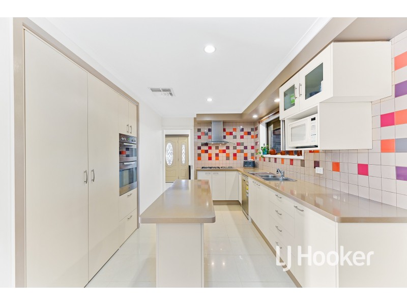 16 Mollisons Hill, Hampton Park VIC 3976