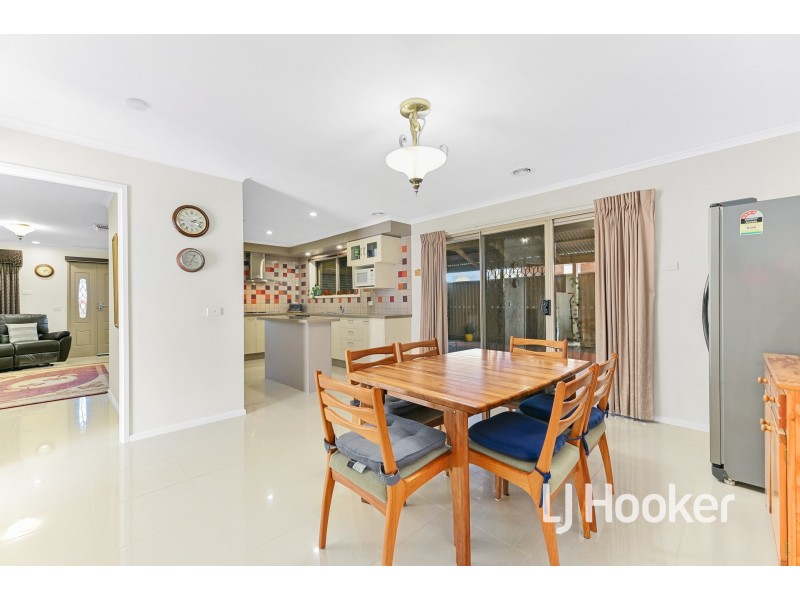 16 Mollisons Hill, Hampton Park VIC 3976