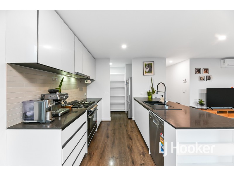 21 Freiberger Grove, Clyde North VIC 3978