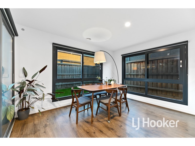 21 Freiberger Grove, Clyde North VIC 3978
