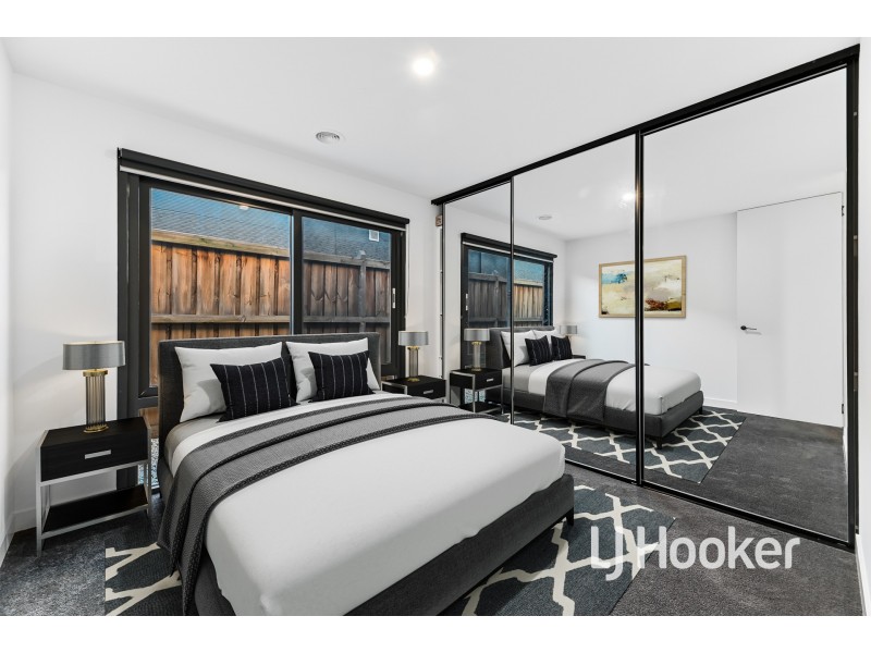 21 Freiberger Grove, Clyde North VIC 3978
