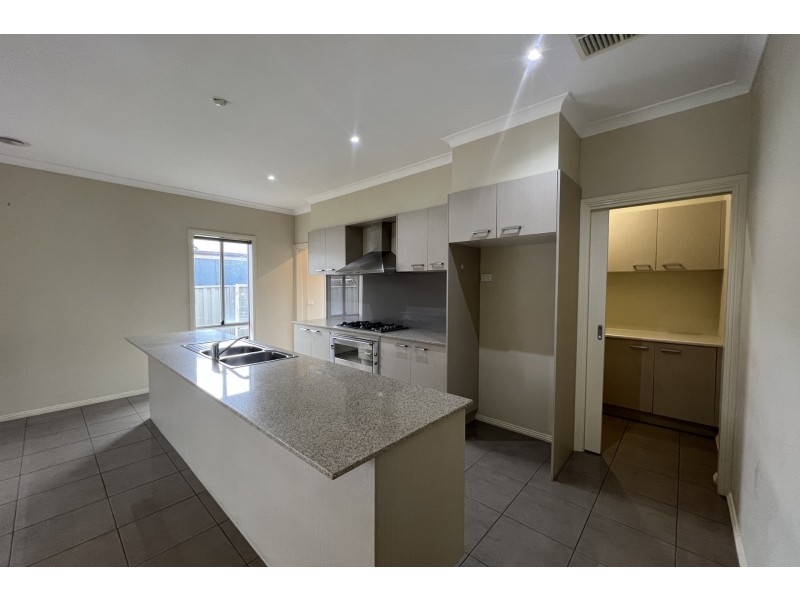 20 Challenger Circuit, Cranbourne East VIC 3977