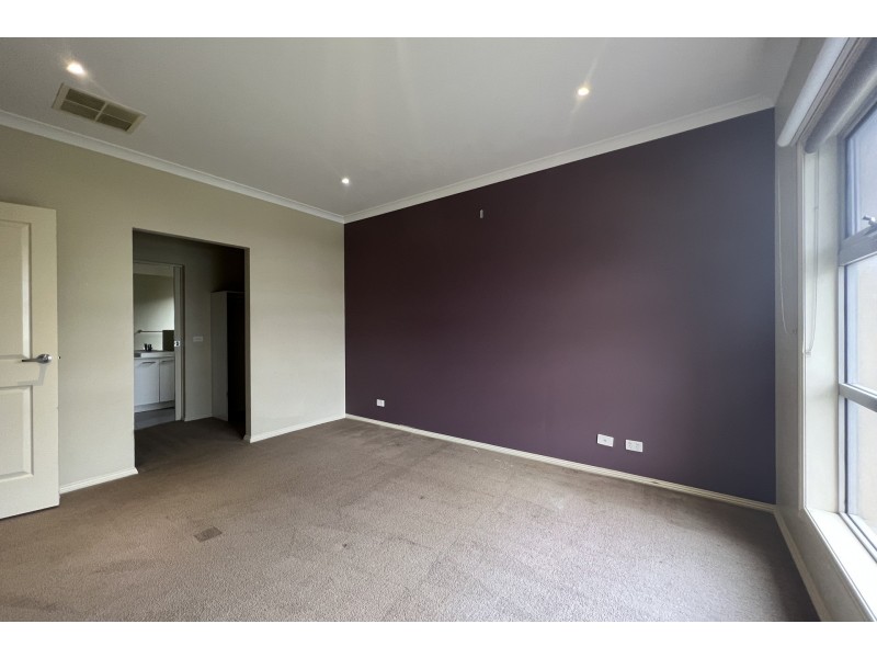 20 Challenger Circuit, Cranbourne East VIC 3977