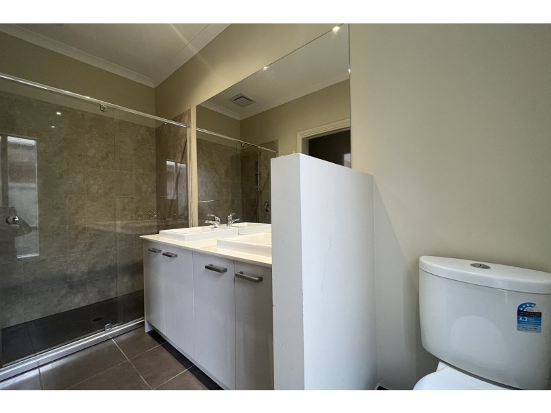 20 Challenger Circuit, Cranbourne East VIC 3977