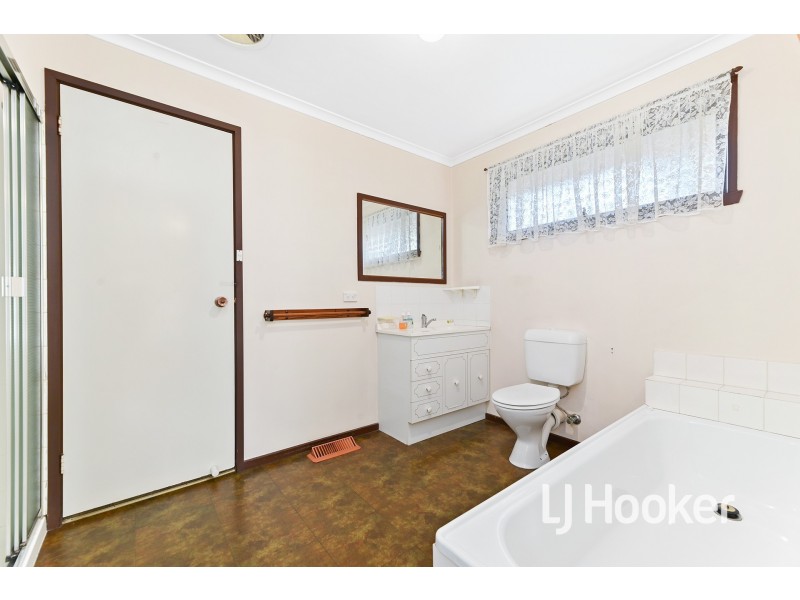 25 Oaktree Drive, Hampton Park VIC 3976