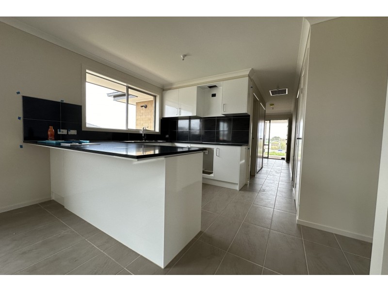 43 Guineas Street, Cranbourne East VIC 3977