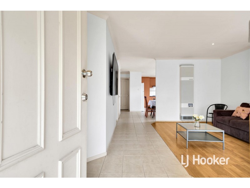 25 Bellbrae Crescent, Cranbourne West VIC 3977