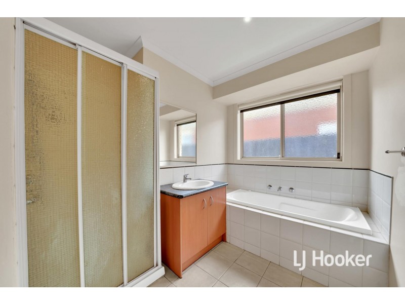 25 Bellbrae Crescent, Cranbourne West VIC 3977