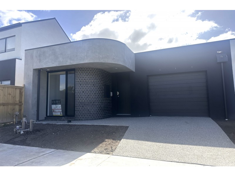 33 Patrobas Loop, Cranbourne East VIC 3977