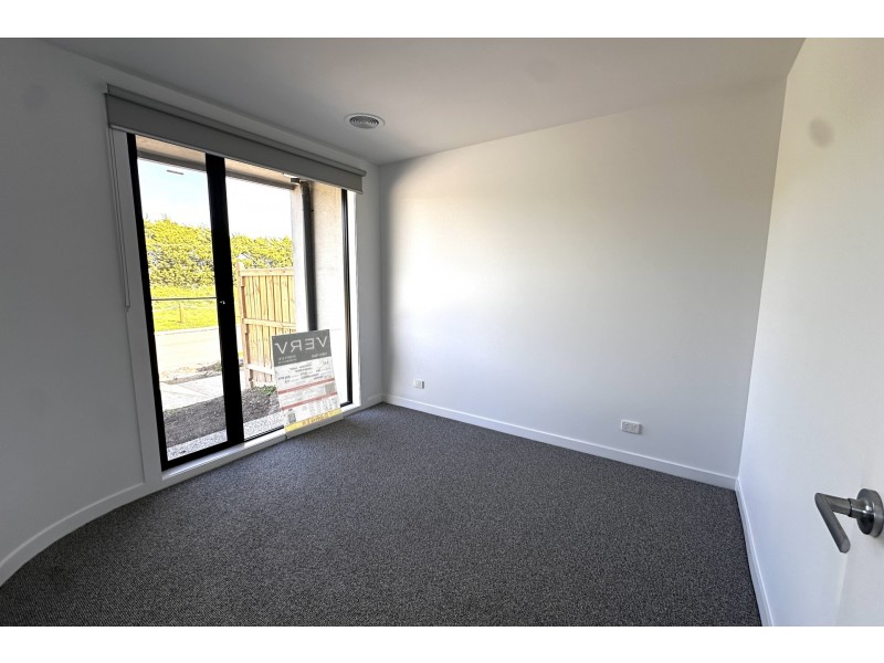 33 Patrobas Loop, Cranbourne East VIC 3977