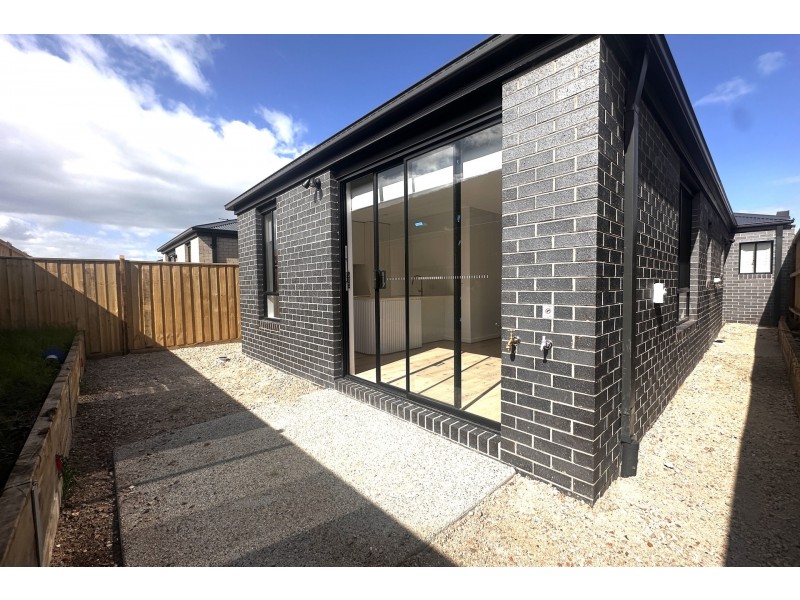 33 Patrobas Loop, Cranbourne East VIC 3977