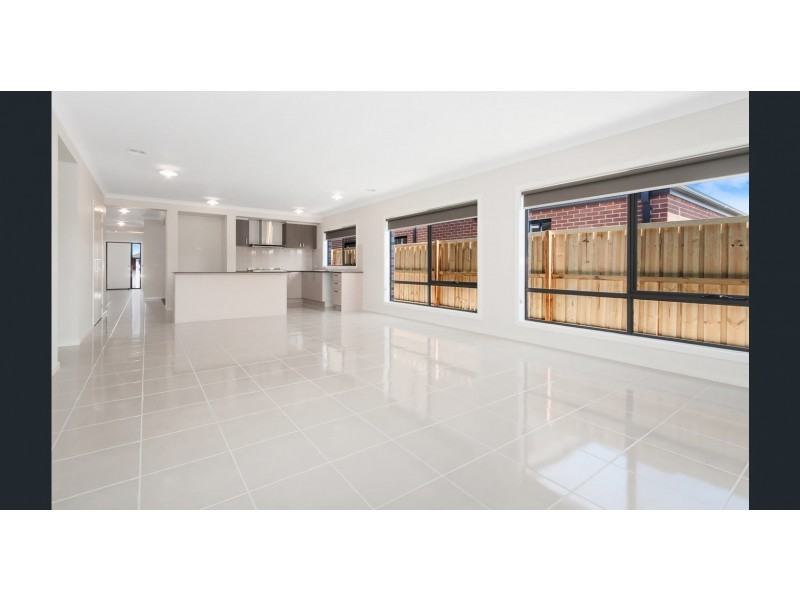 35 Skylark Boulevard, Clyde North VIC 3978