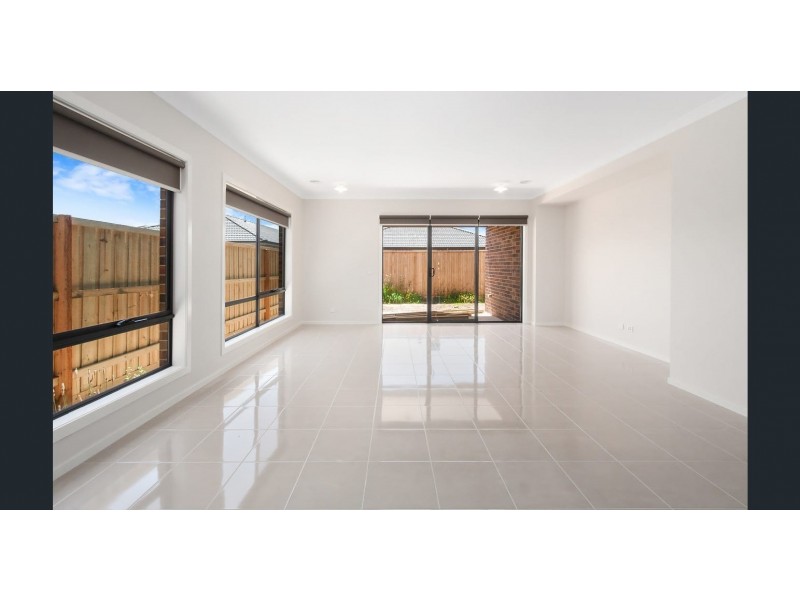 35 Skylark Boulevard, Clyde North VIC 3978