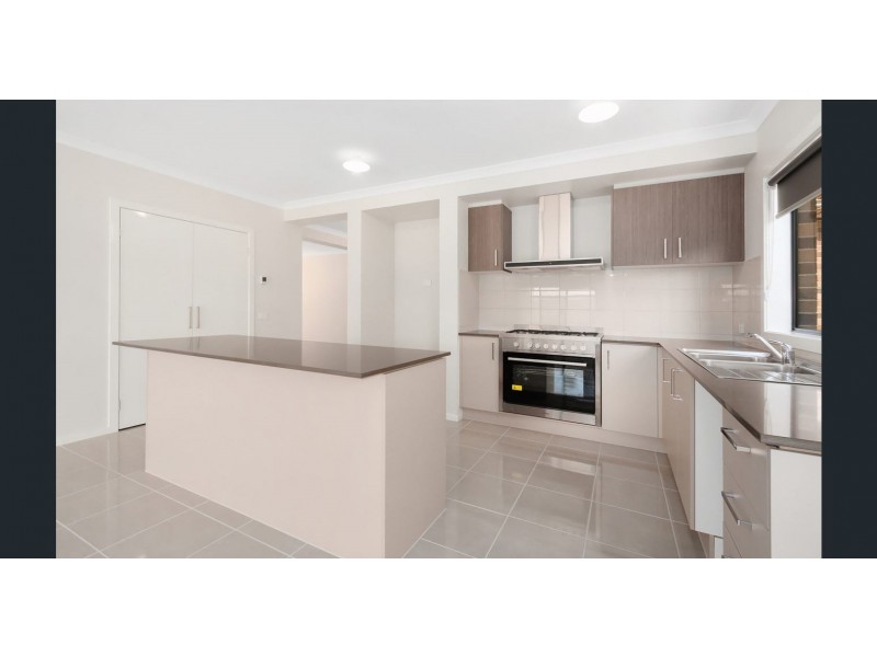 35 Skylark Boulevard, Clyde North VIC 3978