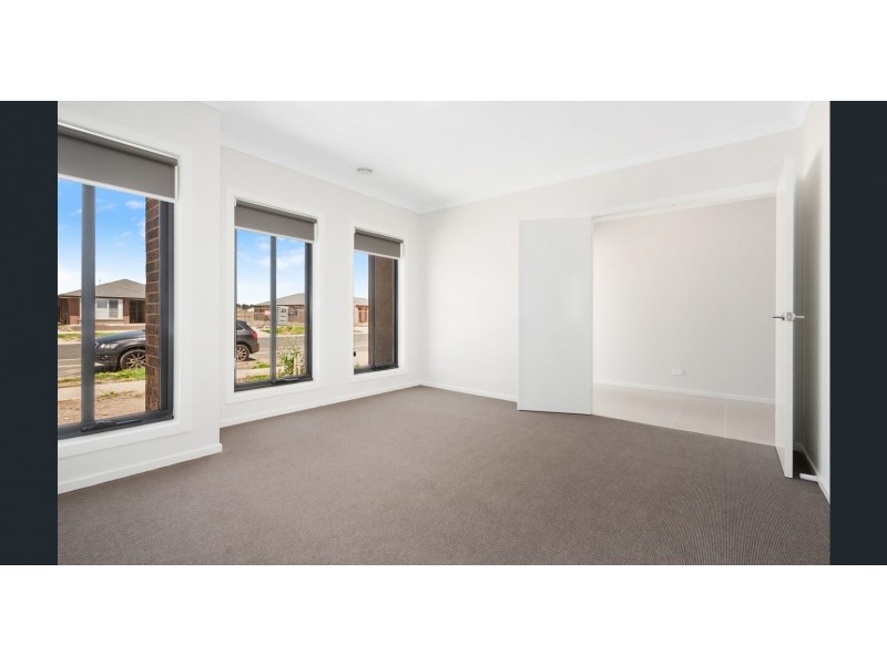 35 Skylark Boulevard, Clyde North VIC 3978