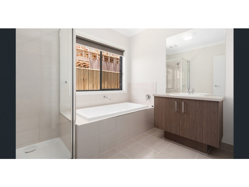 35 Skylark Boulevard, Clyde North VIC 3978