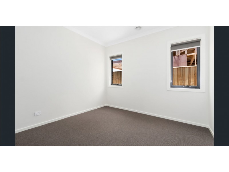 35 Skylark Boulevard, Clyde North VIC 3978