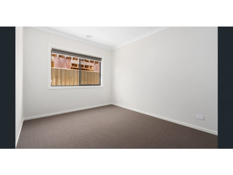 35 Skylark Boulevard, Clyde North VIC 3978