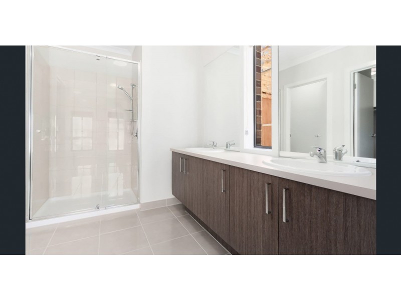 35 Skylark Boulevard, Clyde North VIC 3978