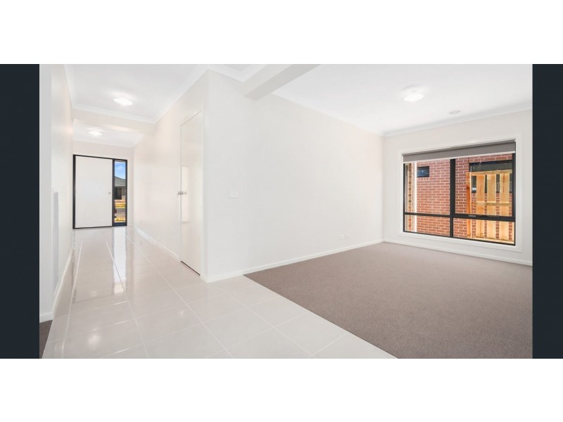 35 Skylark Boulevard, Clyde North VIC 3978