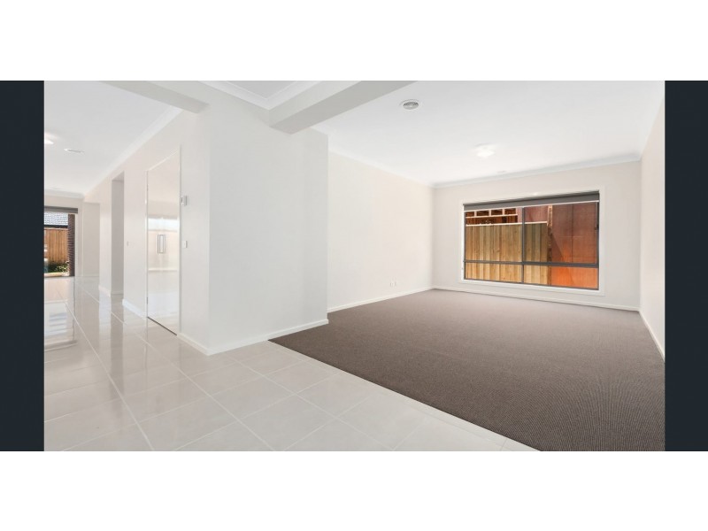 35 Skylark Boulevard, Clyde North VIC 3978