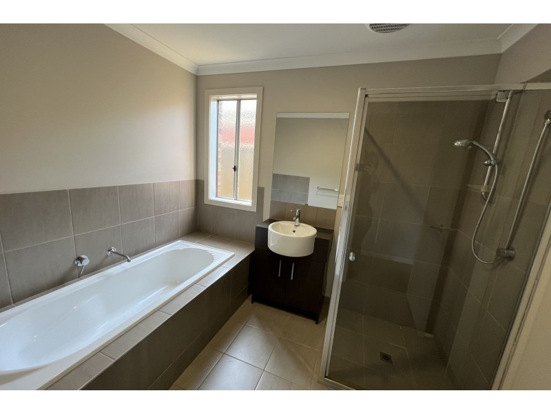 4 Shorey Place, Cranbourne West VIC 3977