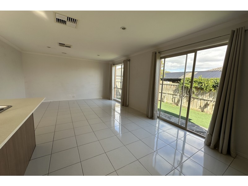 6 Red Poll Road, Cranbourne West VIC 3977