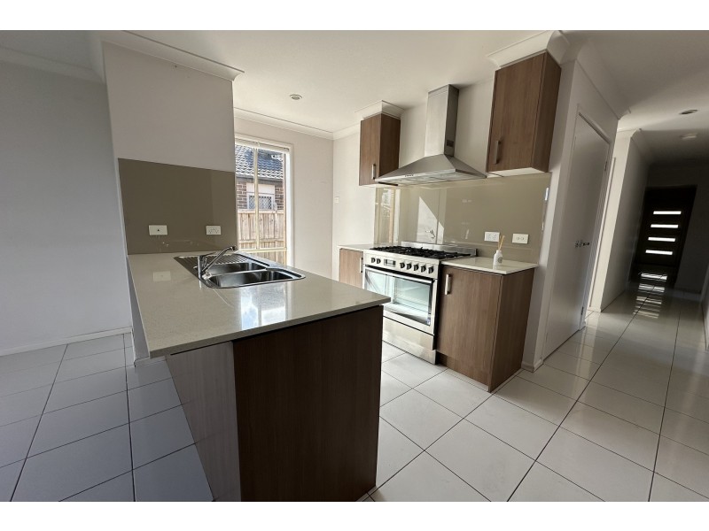 6 Red Poll Road, Cranbourne West VIC 3977