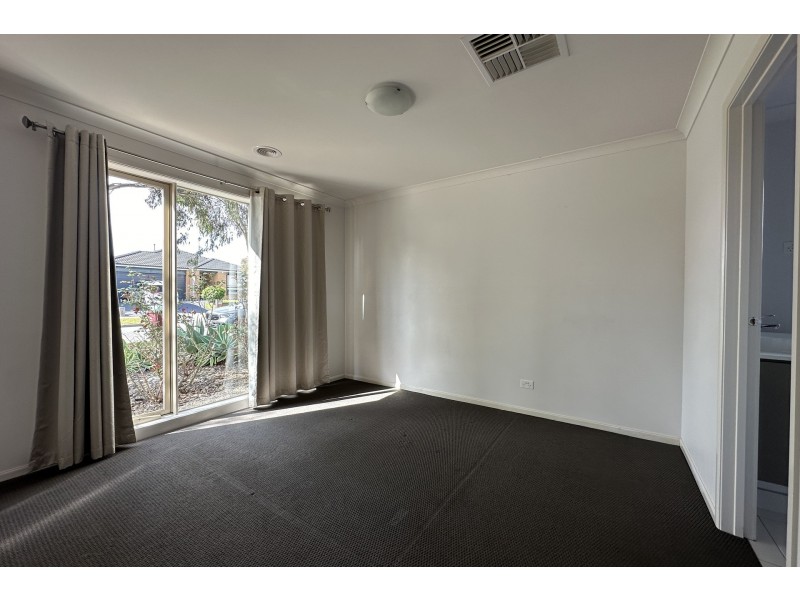 6 Red Poll Road, Cranbourne West VIC 3977