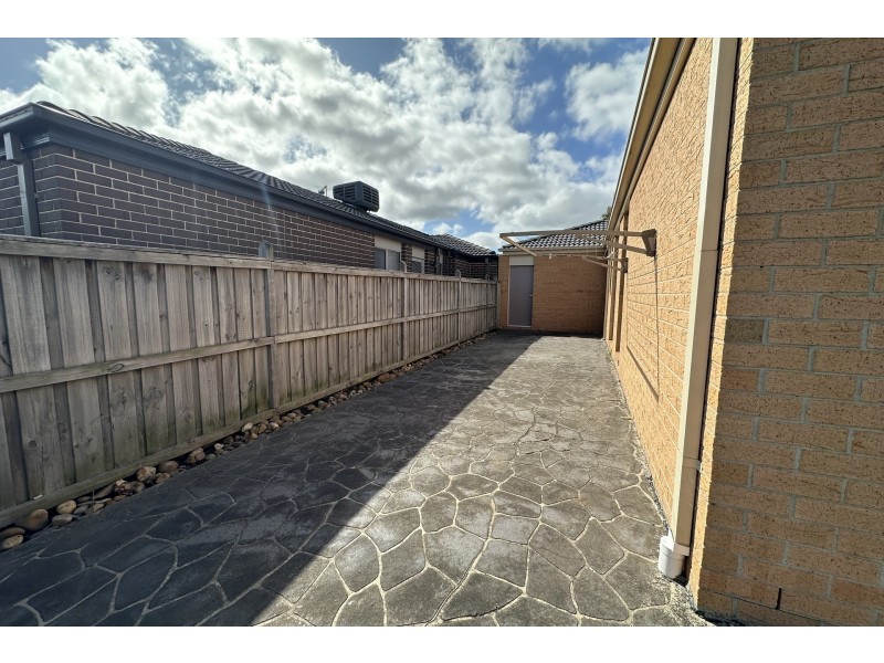 6 Red Poll Road, Cranbourne West VIC 3977