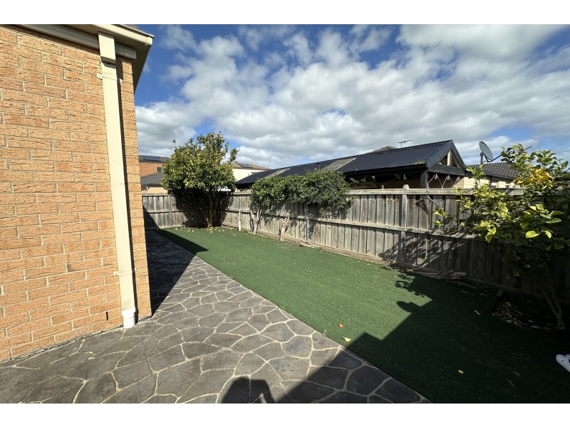 6 Red Poll Road, Cranbourne West VIC 3977