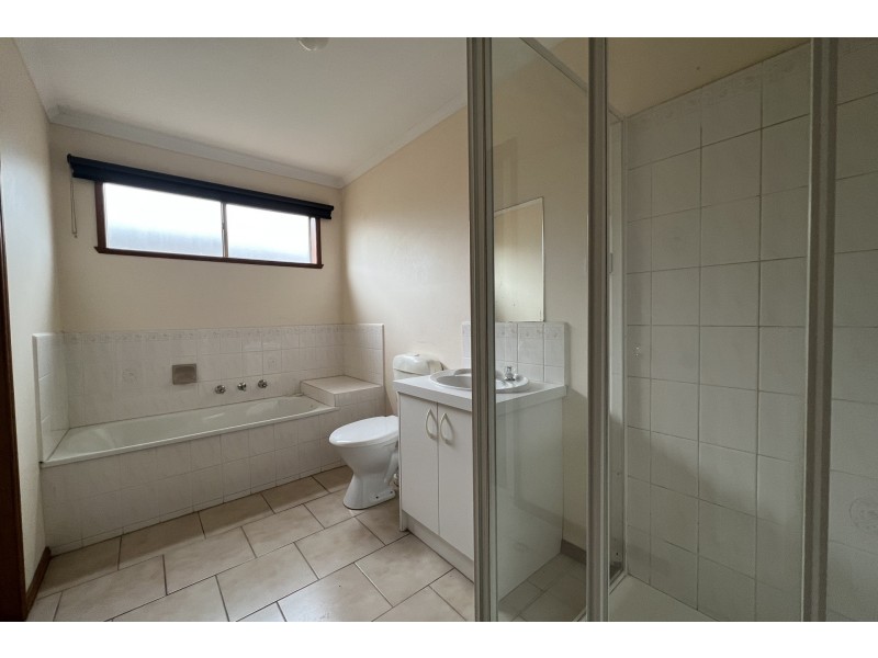 1B Rachel Drive, Cranbourne North VIC 3977
