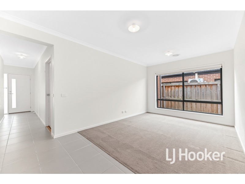 34 Hartland Drive, Cranbourne North VIC 3977