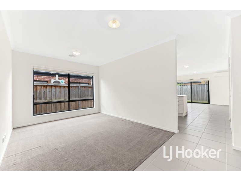 34 Hartland Drive, Cranbourne North VIC 3977